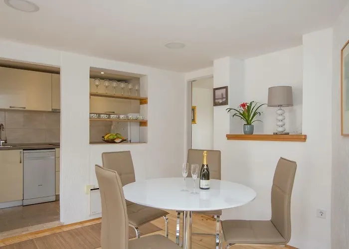 Madonna Field دوبروفينك