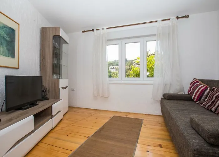 Madonna Field دوبروفينك